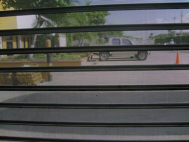 Rideau métallique micro-perforé Castel Métal Rideau métallique micro-perforé Castel Métal